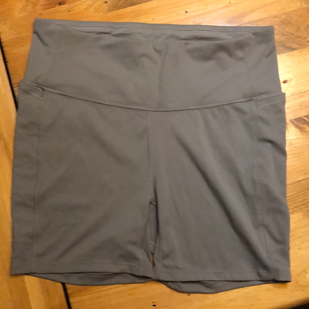 Calia polyester/spandex shorts with two pockets in very good condition.